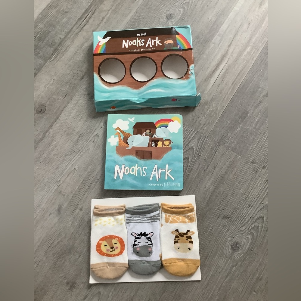 Noah’s Ark Storybook & Socks Gift Set for Infants 0-12🌻